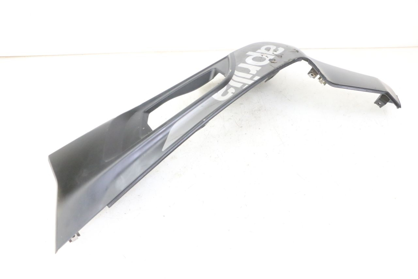 photo de Soleira esquerda APRILIA SXR 50 (2021 - 2023) - Detalhe da peça