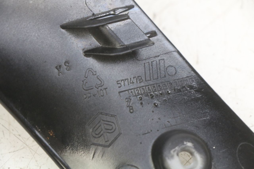 photo de Soleira esquerda PIAGGIO VESPA GTS SUPER IE 125 (2009 - 2016) - Detalhe da peça