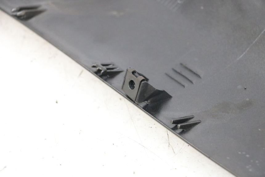 photo de Soleira esquerda YAMAHA YP MAJESTY 125 (2002 - 2006) - Detalhe da peça