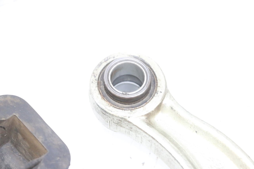 photo de BIELA DO AMORTECEDOR YAMAHA TTR 125 (2000 - 2020) - Detalhes característicos