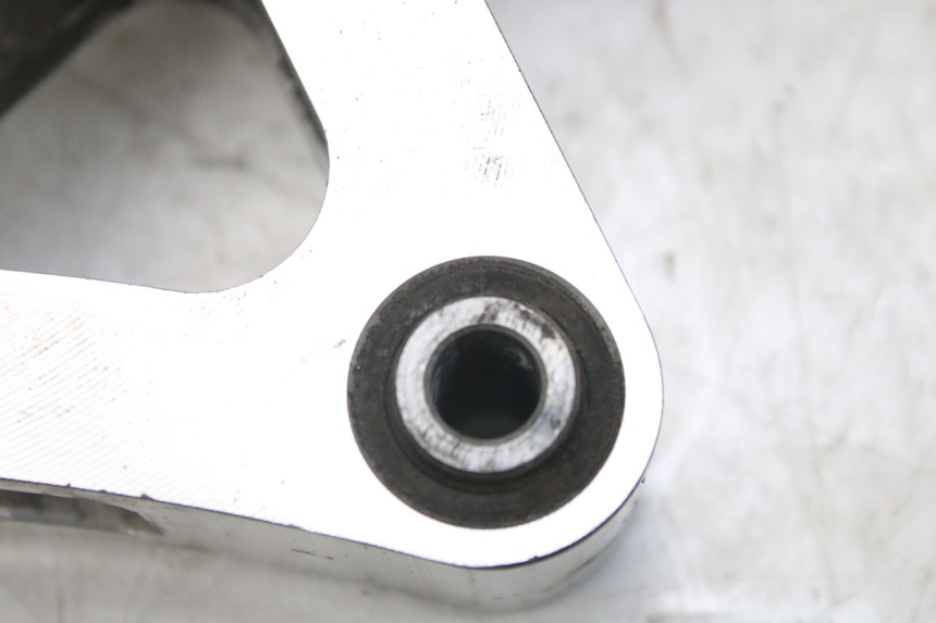 photo de BIELA DO AMORTECEDOR YAMAHA YZF R1 1000 (2007 - 2008) - Outro ângulo de visão