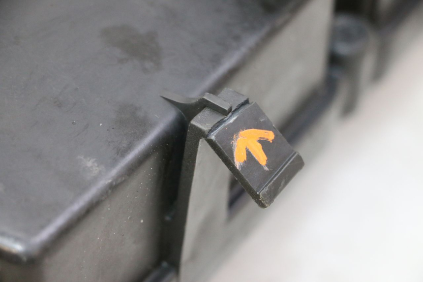 photo de CAIXA DE AR HONDA CBR RR FIREBLADE 900 (1992 - 1994) - Outro ângulo de visão