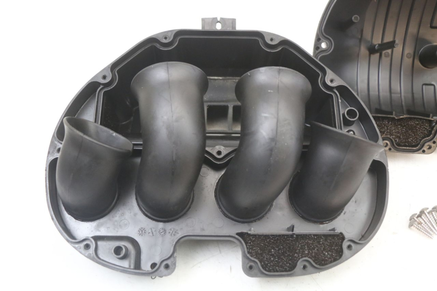 photo de CAIXA DE AR SUZUKI GSR 750 (2011 - 2017) - Pontos de fixação