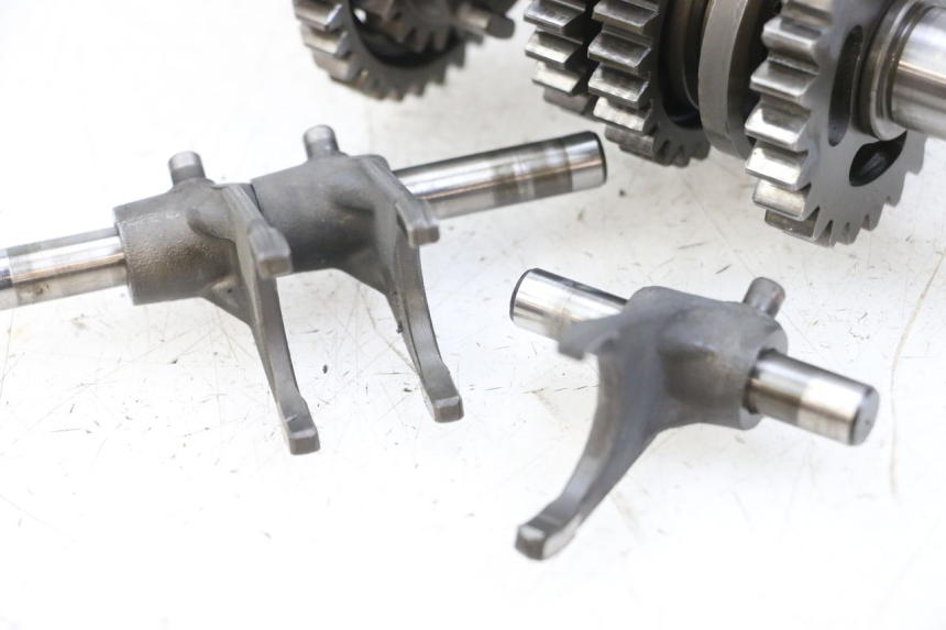 photo de CAIXA DE VELOCIDADES HYOSUNG GF 125 (2001 - 2005) - Detalhes característicos