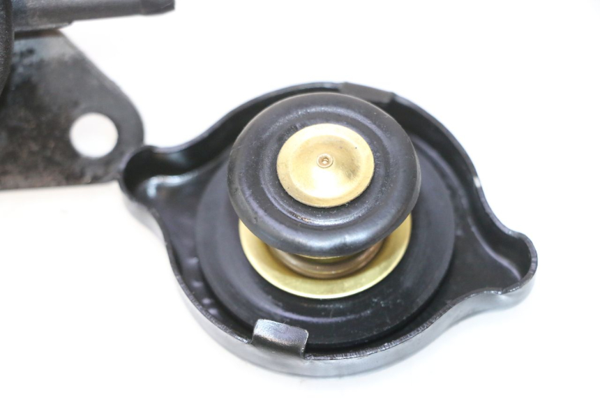 photo de TAMPA DO RADIADOR SUZUKI BURGMAN 125 (2007 - 2014) - Outro ângulo de visão