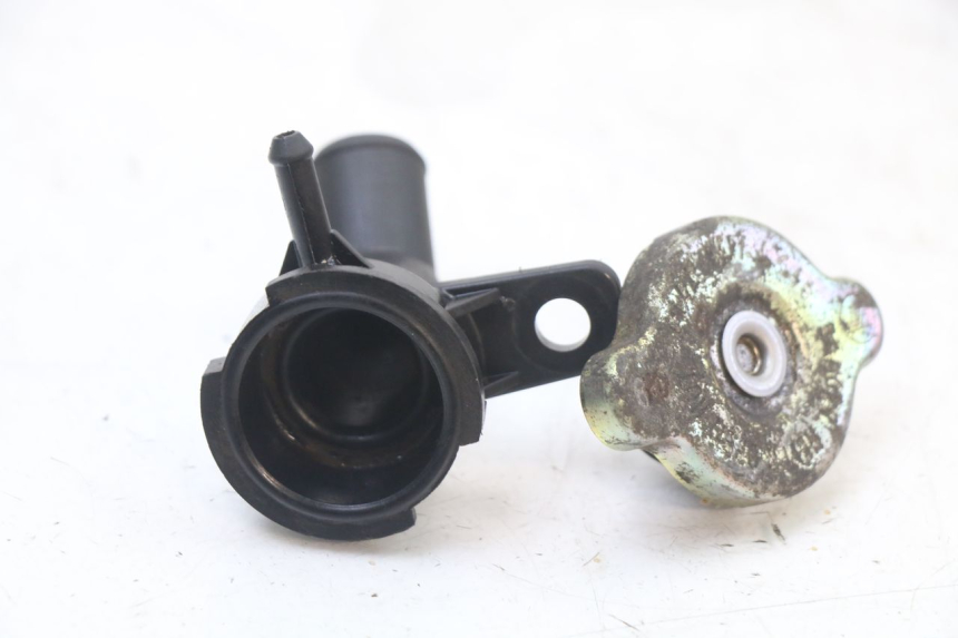 photo de TAMPA DO RADIADOR HONDA NES AROBASE 125 (2000 - 2003) - Detalhe da peça