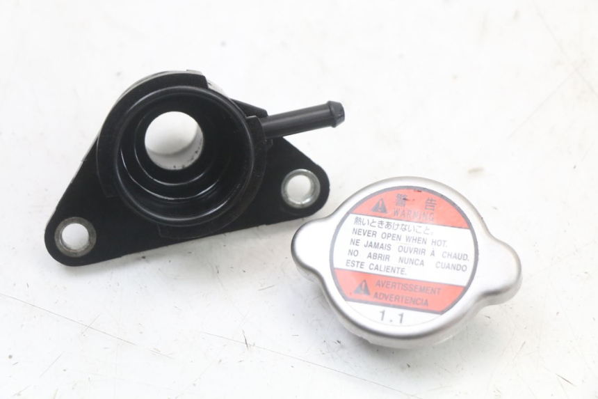 photo de TAMPA DO RADIADOR SUZUKI BURGMAN 125 (2018 - 2021) - Outro ângulo de visão