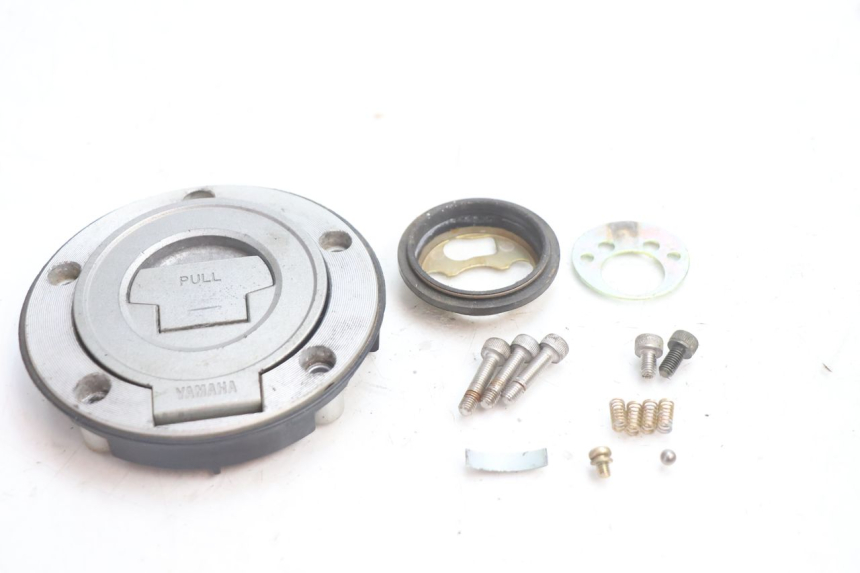 photo de TAMPA DO RESERVATÓRIO DE COMBUSTÍVEL YAMAHA FJR 1300 (2001 - 2005) - Detalhe da peça