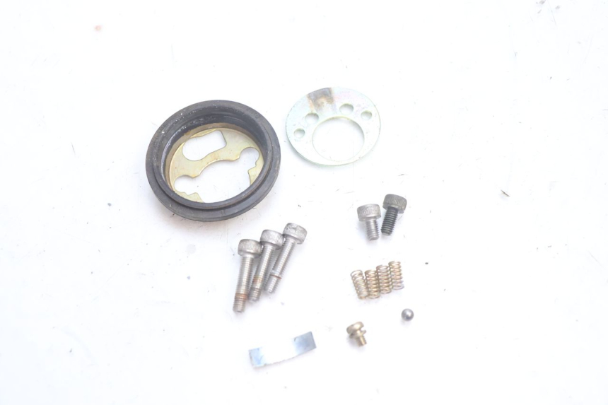 photo de TAMPA DO RESERVATÓRIO DE COMBUSTÍVEL YAMAHA FJR 1300 (2001 - 2005) - Pontos de fixação