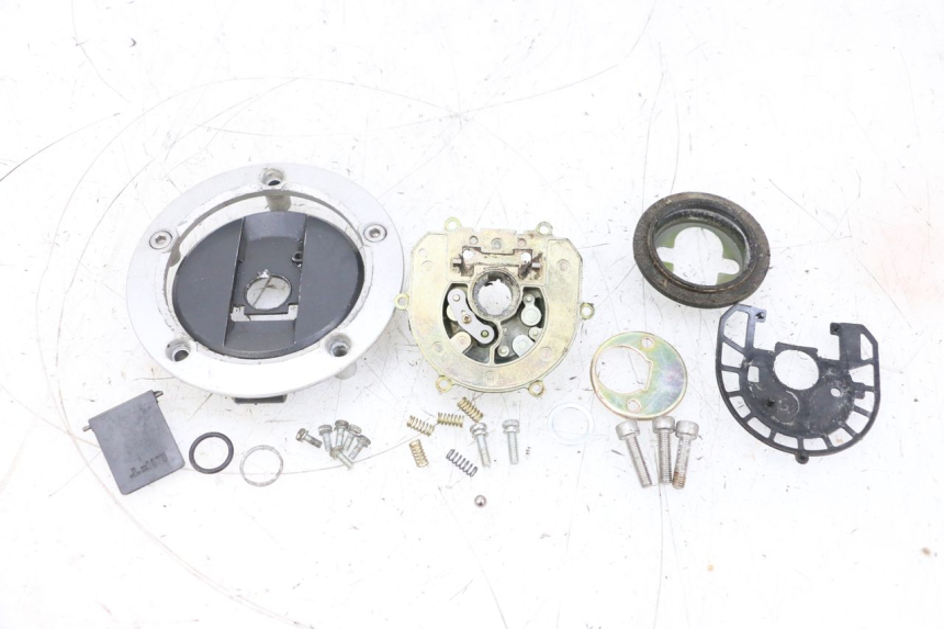 photo de TAMPA DO RESERVATÓRIO DE COMBUSTÍVEL SUZUKI GSXR GSX-R 1000 (2003 - 2004) - Detalhes característicos