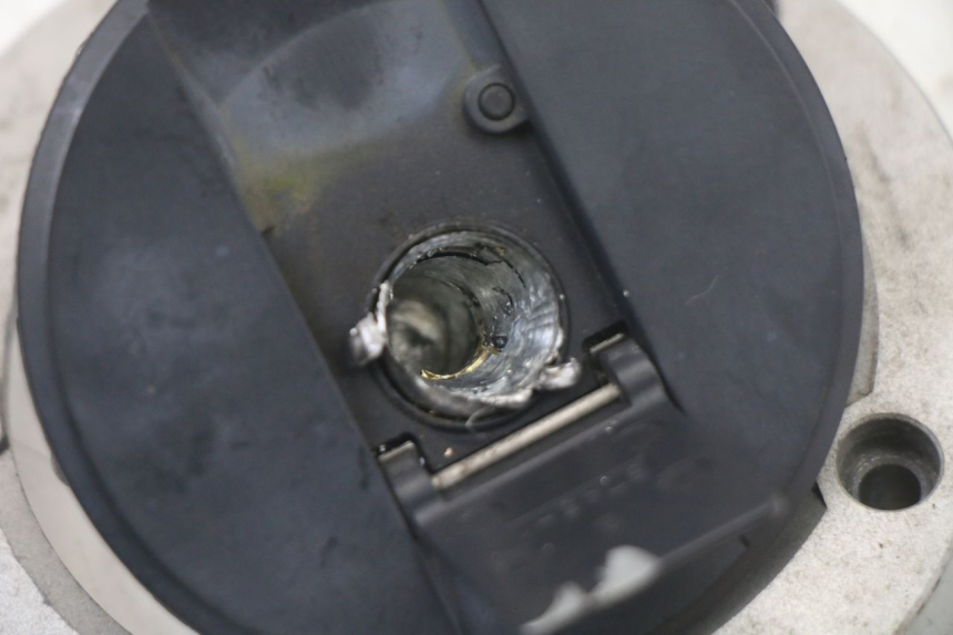 photo de TAMPA DO RESERVATÓRIO DE COMBUSTÍVEL SUZUKI GSX F GSXF 650 (2007 - 2015) - Zoom do estado de desgaste
