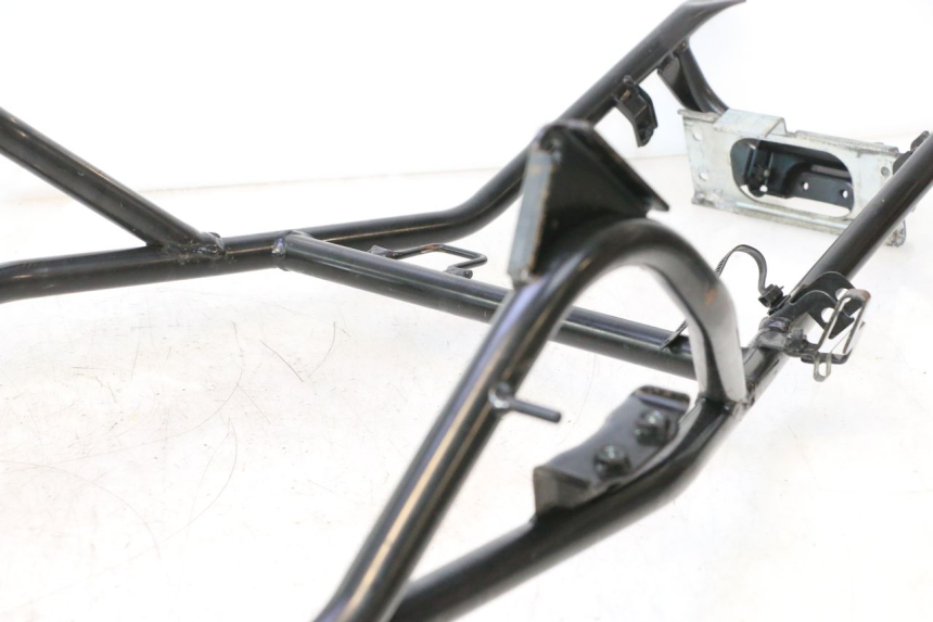 photo de LAÇO DO QUADRO TRASEIRO SUZUKI BURGMAN EXECUTIVE ABS 650 (2006 - 2012) - Outro ângulo de visão