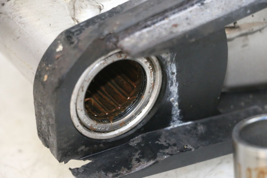 photo de Balança traseira SUZUKI GSF N BANDIT 600 (1996 - 1999) - Zoom do estado de desgaste