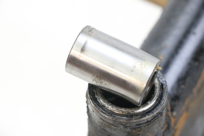 photo de Balança traseira SUZUKI GSX E 250 (1982 - 1983) - Zoom do estado de desgaste