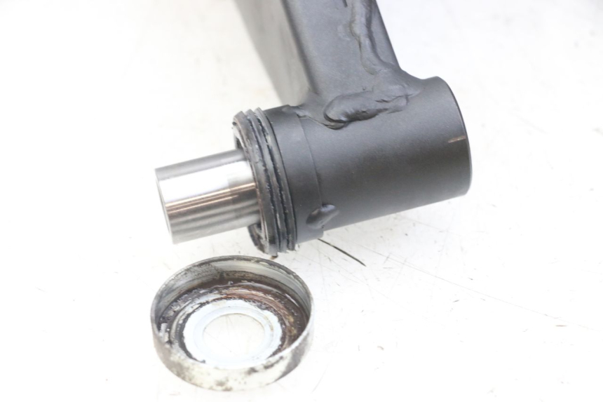 photo de Balança traseira YAMAHA MT-07 MT07 ABS 700 (2014 - 2017) - Zoom do estado de desgaste
