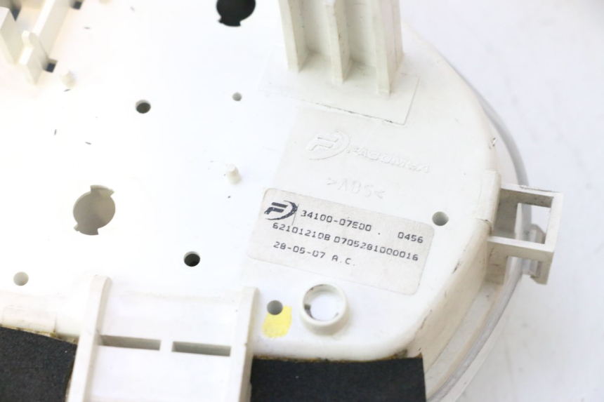 photo de TAMPA DO CONTADOR SUZUKI BURGMAN 125 (2007 - 2014) - Detalhes característicos