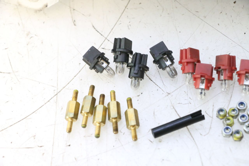photo de TAMPA DO CONTADOR SUZUKI BURGMAN 125 (2007 - 2014) - Ampliação técnica