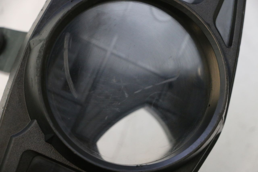 photo de LENTE DO CONTADOR SUZUKI GSR 600 (2005 - 2012) - Zoom do estado de desgaste