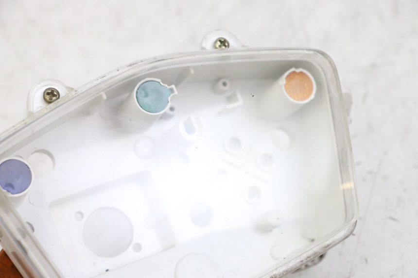 photo de TAMPA DO CONTADOR PEUGEOT KISBEE 4T 50 (2018 - 2022) - Detalhe da peça