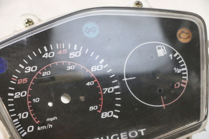 photo de TAMPA DO CONTADOR PEUGEOT KISBEE 4T 50 (2018 - 2022) - Detalhes característicos