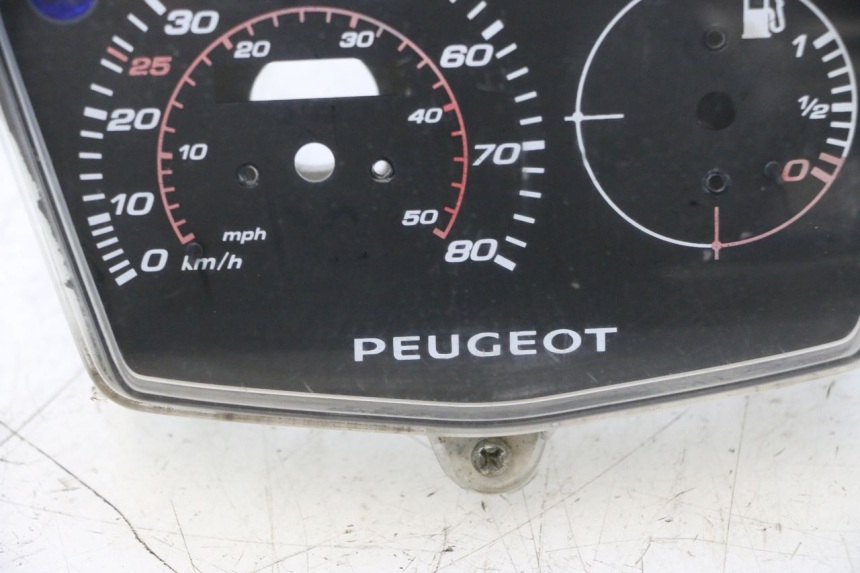 photo de TAMPA DO CONTADOR PEUGEOT KISBEE 4T 50 (2018 - 2022) - Outro ângulo de visão