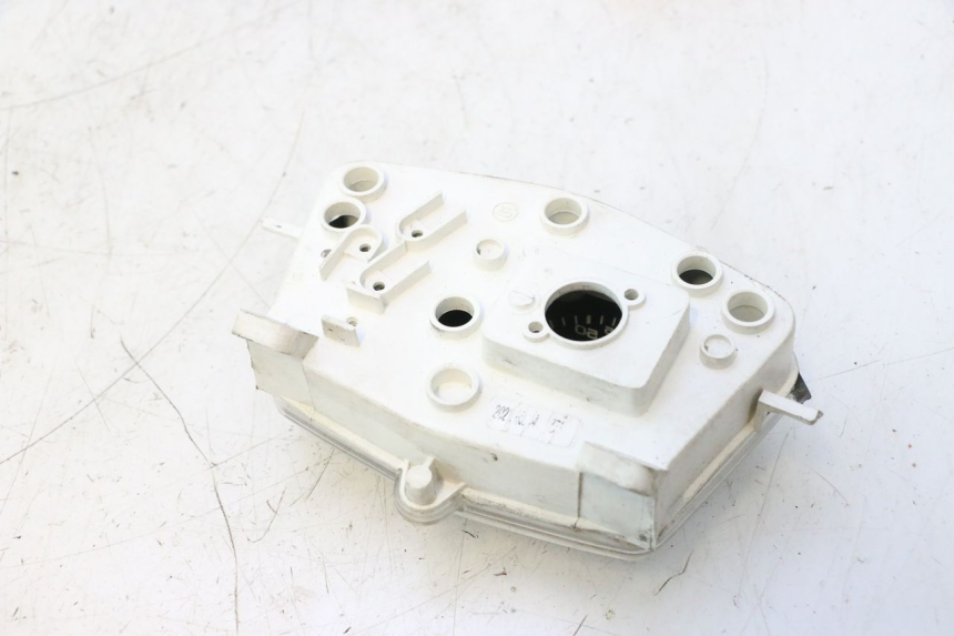 photo de TAMPA DO CONTADOR PEUGEOT KISBEE 4T 50 (2018 - 2022) - Pontos de fixação