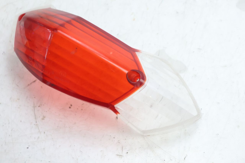 photo de LENTE DA LUZ TRASEIRA PEUGEOT KISBEE 2T 50 (2010 - 2017) - Zoom do estado de desgaste