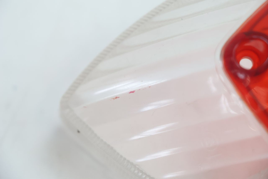 photo de LENTE DA LUZ TRASEIRA PEUGEOT KISBEE 4T 50 (2010 - 2017) - Zoom do estado de desgaste