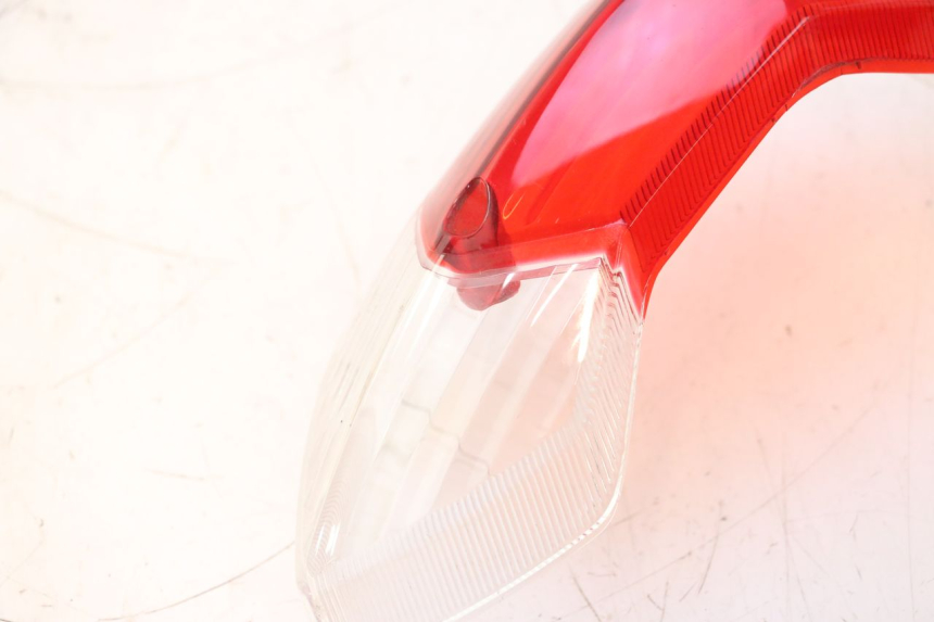 photo de LENTE DA LUZ TRASEIRA PEUGEOT KISBEE 4T 50 (2023 - 2026) - Zoom do estado de desgaste