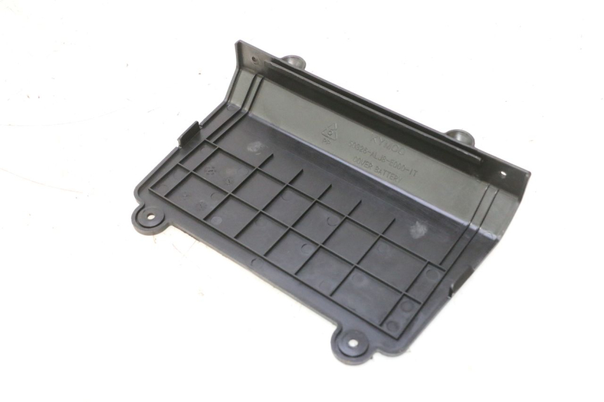 photo de TAMPA DA BATERIA KYMCO AGILITY 16+ 4T 50 (2018 - 2023) - Zoom do estado de desgaste