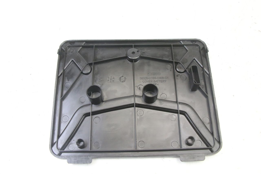 photo de TAMPA DA BATERIA KYMCO AGILITY 4T 50 (2005 - 2018) - Zoom do estado de desgaste