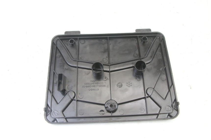 photo de TAMPA DA BATERIA KYMCO AGILITY 4T 50 (2005 - 2018) - Outro ângulo de visão