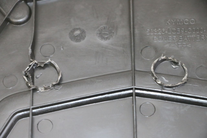 photo de TAMPA DA BATERIA KYMCO AGILITY 4T 50 (2005 - 2018) - Outro ângulo de visão