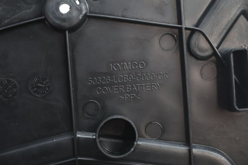 photo de TAMPA DA BATERIA KYMCO AGILITY 4T 50 (2018 - 2022) - Pontos de fixação