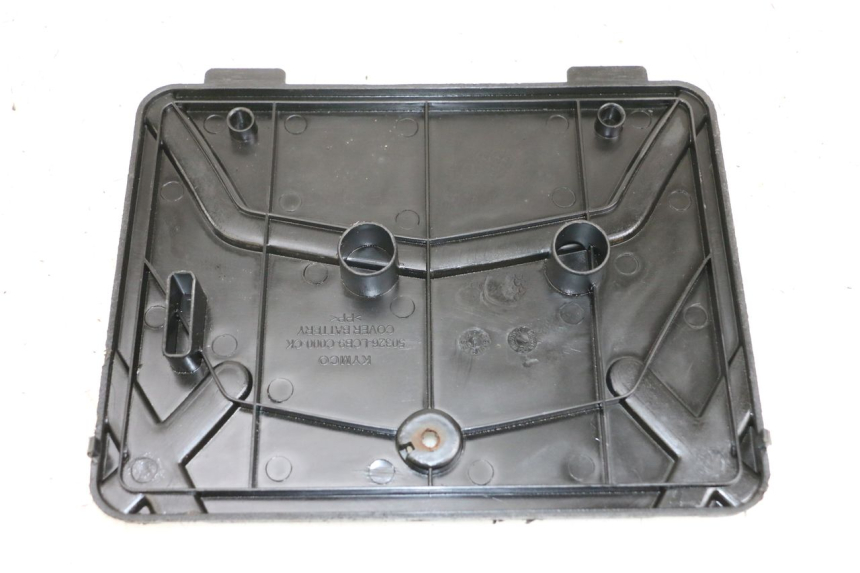 photo de TAMPA DA BATERIA KYMCO AGILITY PREMIUM 50 (2007 - 2010) - Detalhe da peça