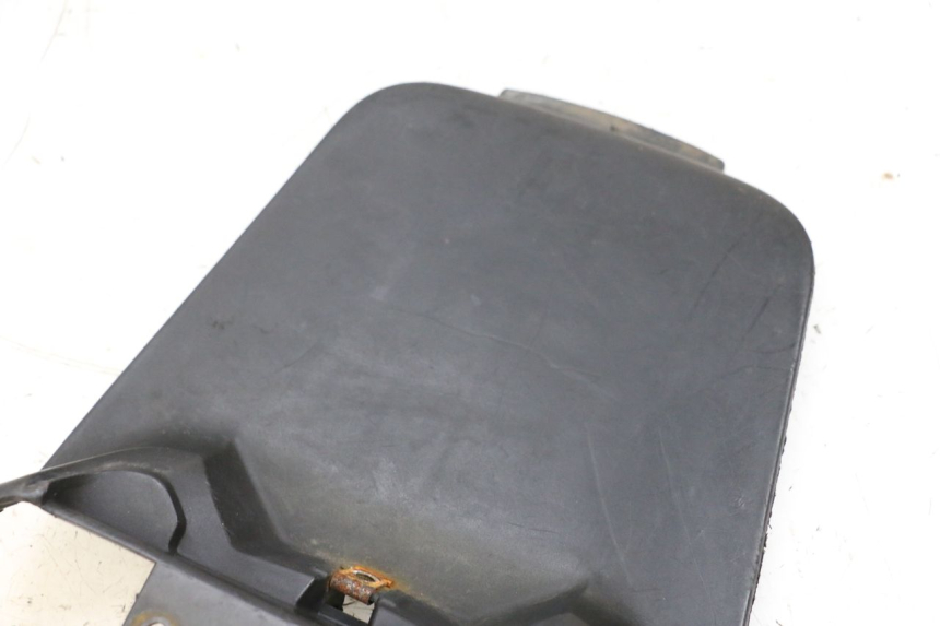 photo de TAMPA DA BATERIA MBK BOOSTER SPIRIT NAKED 50 (2004 - 2017) - Detalhe da peça