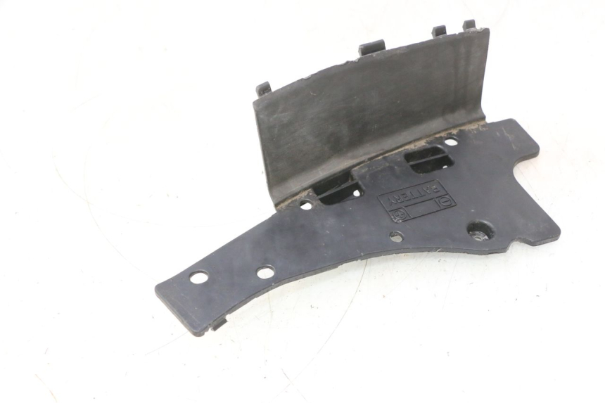 photo de TAMPA DA BATERIA SUZUKI BURGMAN 125 (2007 - 2014) - Zoom do estado de desgaste