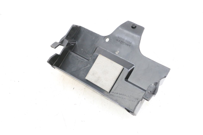 photo de TAMPA DA BATERIA SUZUKI BURGMAN EXECUTIVE ABS 650 (2006 - 2012) - Detalhe da peça