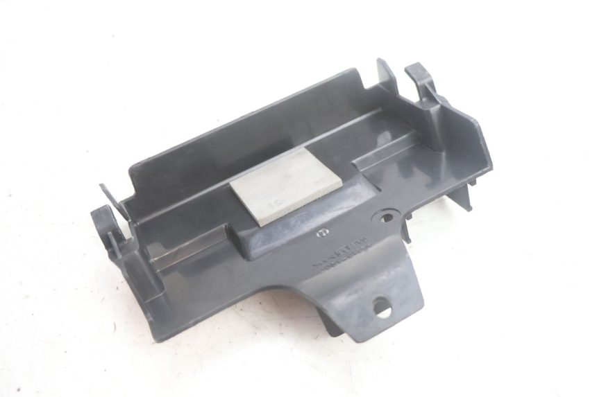 photo de TAMPA DA BATERIA SUZUKI BURGMAN EXECUTIVE ABS 650 (2006 - 2012) - Zoom do estado de desgaste