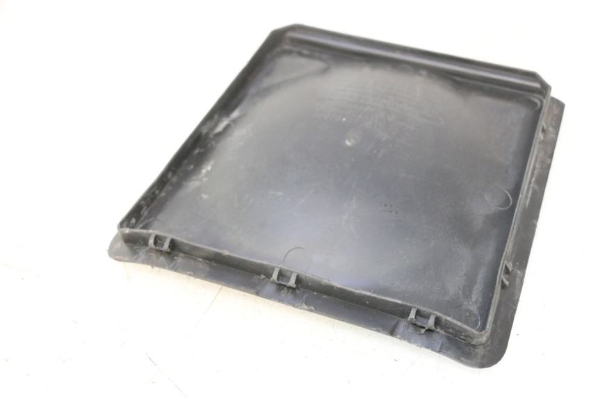 photo de TAMPA DA BATERIA PEUGEOT CITYSTAR 125 (2011 - 2017) - Detalhe da peça