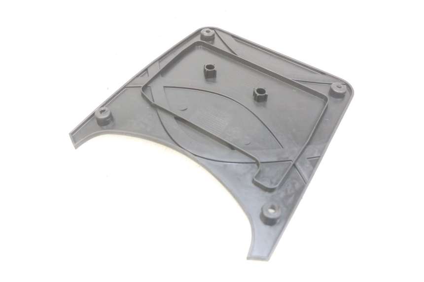 photo de TAMPA DA BATERIA SYM CROX 4T 50 (2016 - 2023) - Detalhe da peça