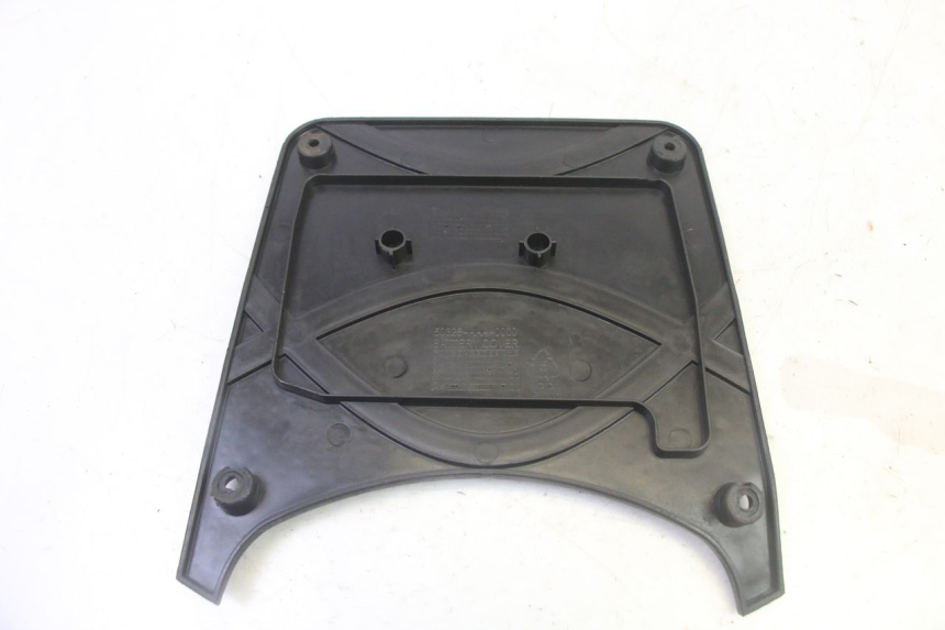 photo de TAMPA DA BATERIA SYM CROX 4T 50 (2016 - 2023) - Outro ângulo de visão