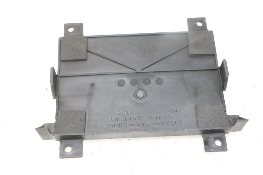 photo de TAMPA DA BATERIA KYMCO DINK STREET 125 (2009 - 2014) - Zoom do estado de desgaste