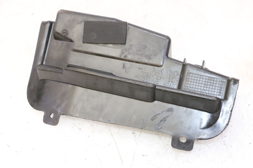 photo de TAMPA DA BATERIA HONDA FES S-WING SWING ABS 125 (2007 - 2015) - Zoom do estado de desgaste