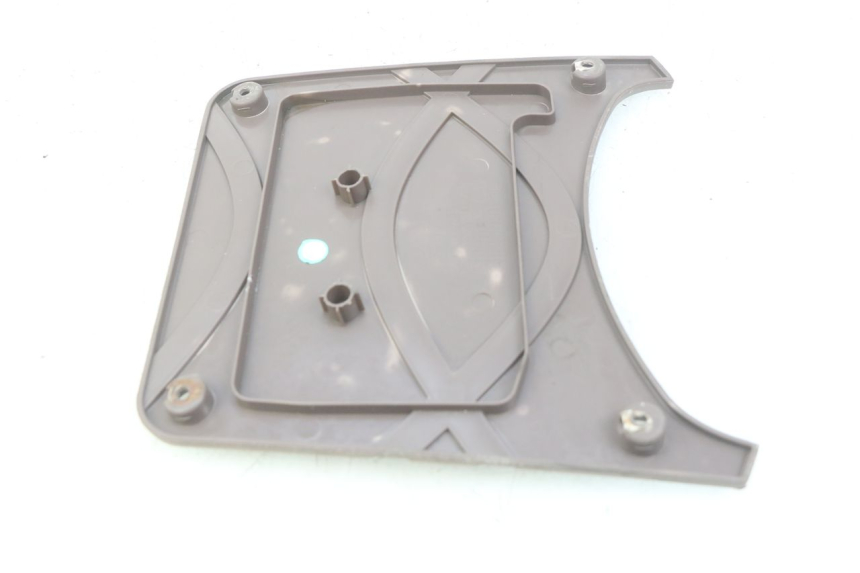 photo de TAMPA DA BATERIA SYM FIDDLE 2 125 (2010 - 2013) - Detalhe da peça
