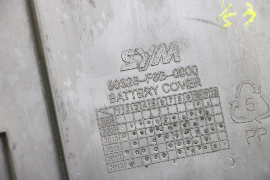 photo de TAMPA DA BATERIA SYM FIDDLE 3 III 125 (2014 - 2020) - Detalhe da peça