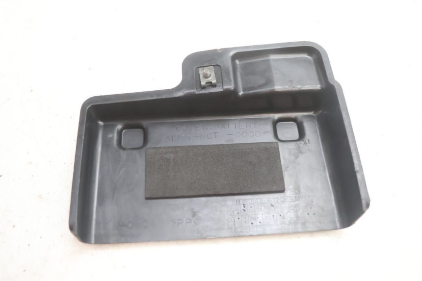 photo de TAMPA DA BATERIA HONDA FJS SILVER WING SILVERWING 400 (2005 - 2008) - Zoom do estado de desgaste