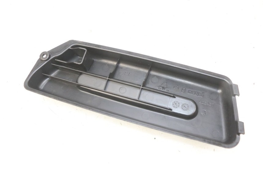 photo de TAMPA DA BATERIA PIAGGIO FLY 2T 50 (2004 - 2017) - Zoom do estado de desgaste