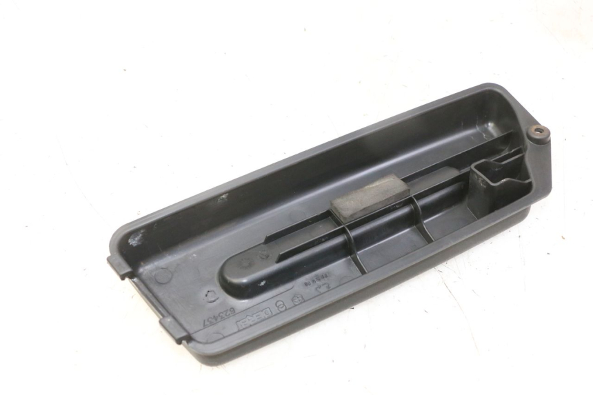 photo de TAMPA DA BATERIA PIAGGIO FLY 2T 50 (2004 - 2017) - Outro ângulo de visão