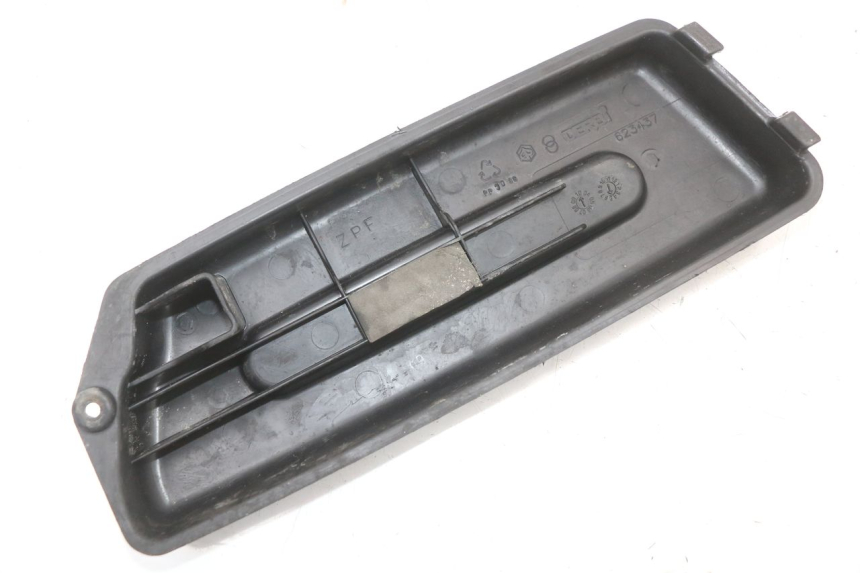 photo de TAMPA DA BATERIA PIAGGIO FLY 4T 50 (2004 - 2010) - Zoom do estado de desgaste